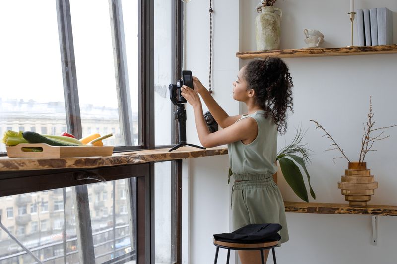 Mujer preparando una cámara para crear contenido lifestyle