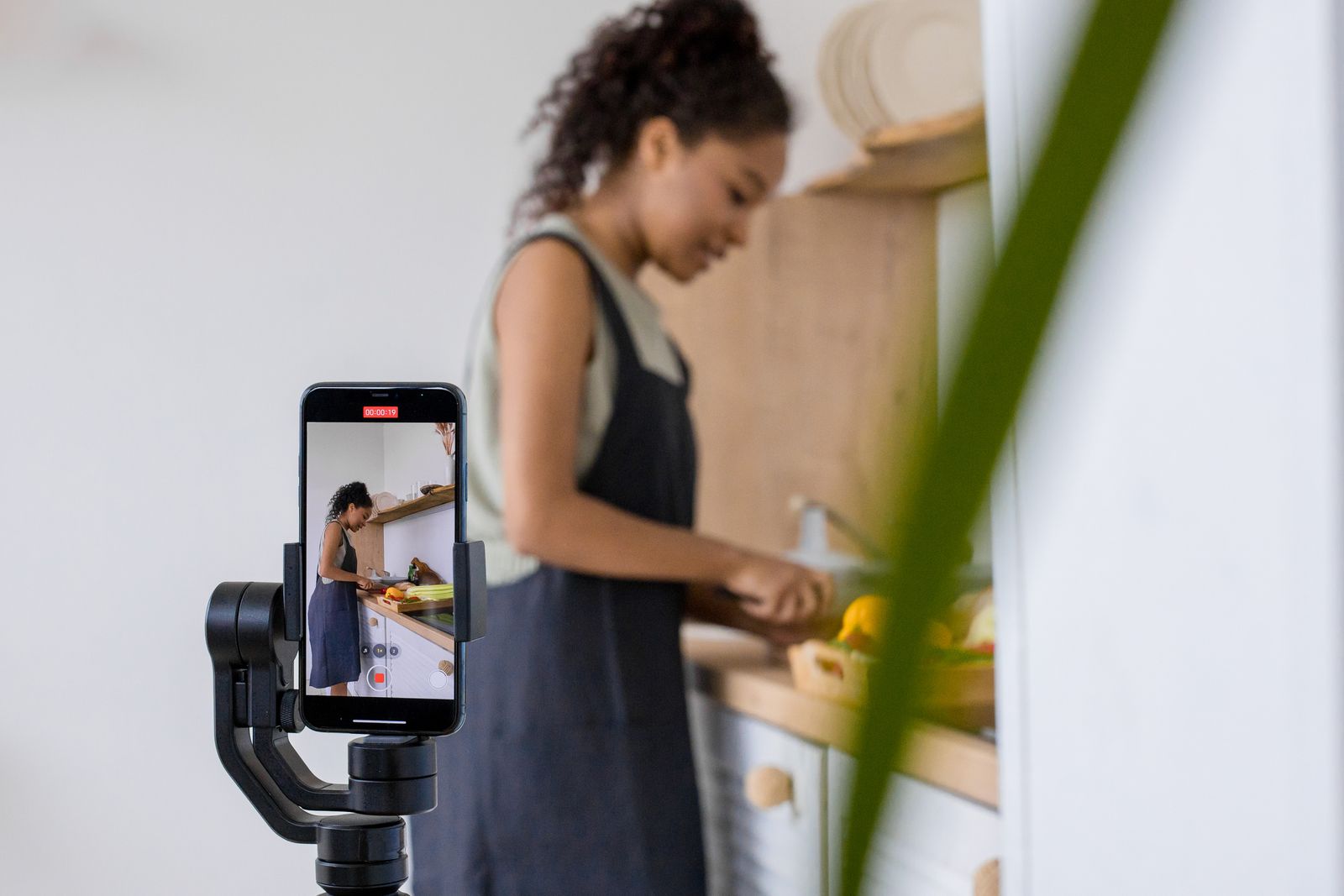 Frau filmt sich beim Kochen mit dem Smartphone – Kurzvideo bringt 2026 die meiste Reichweite.