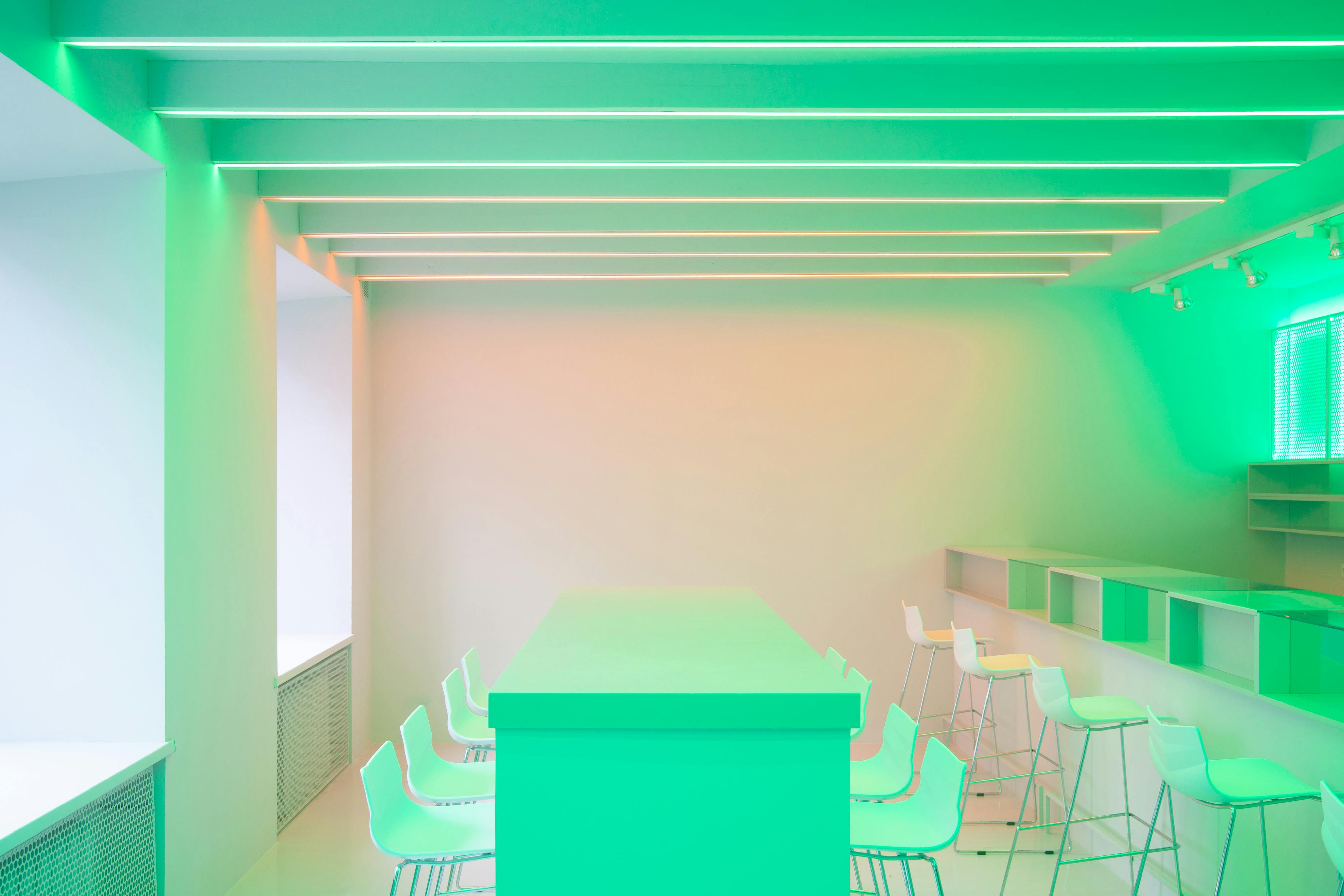 Centrala rekuperacyjna w białej szafie technicznej z izolowanymi kanałami i tłumikami na przewodach