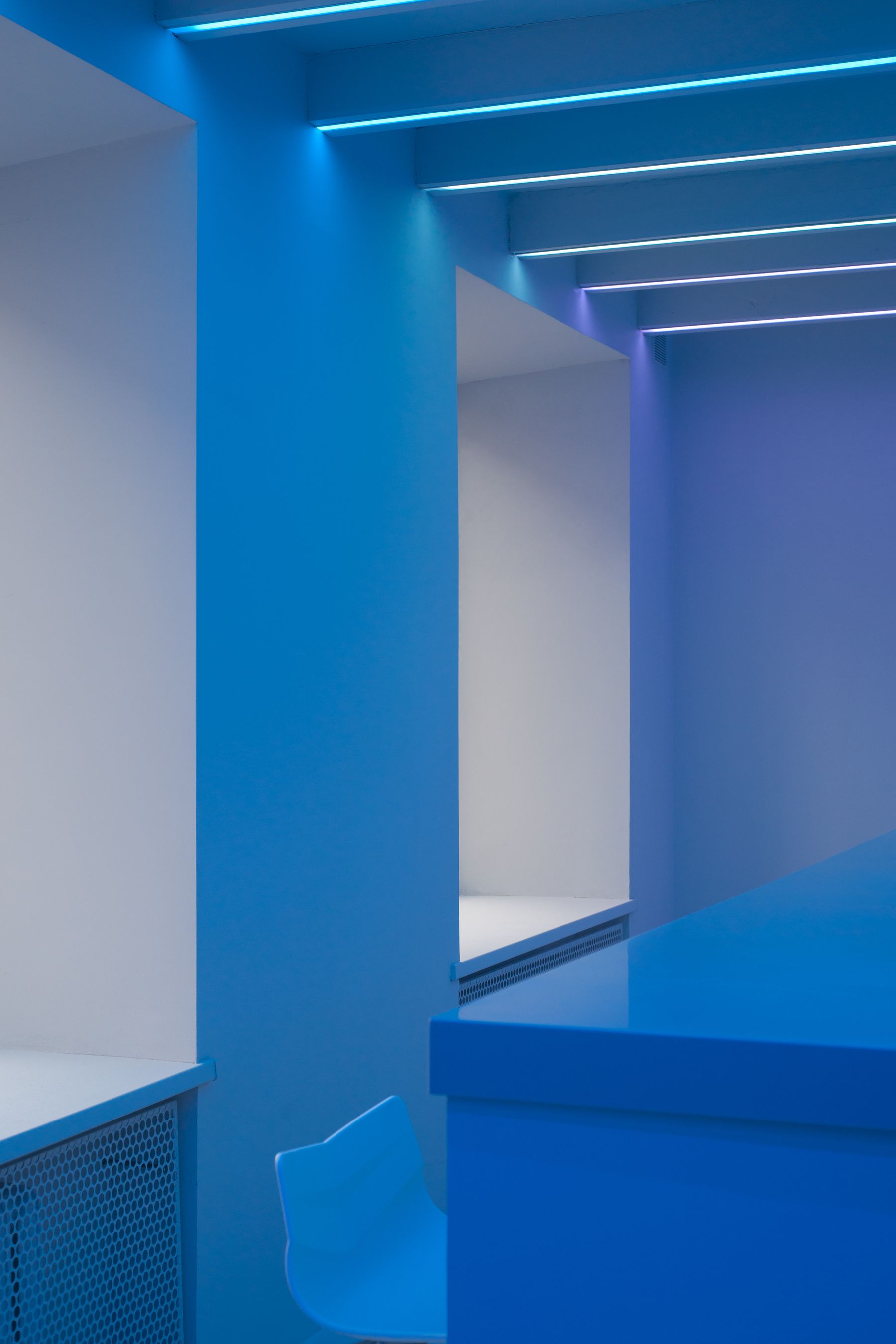 Ambiente Friends, iluminado en tonos azules