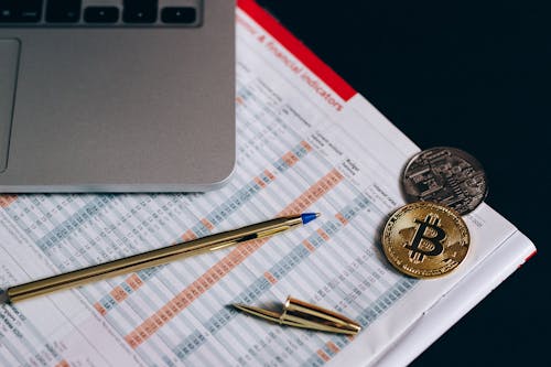 Foto profissional grátis de bitcoin, caneta de ouro, computador portátil
