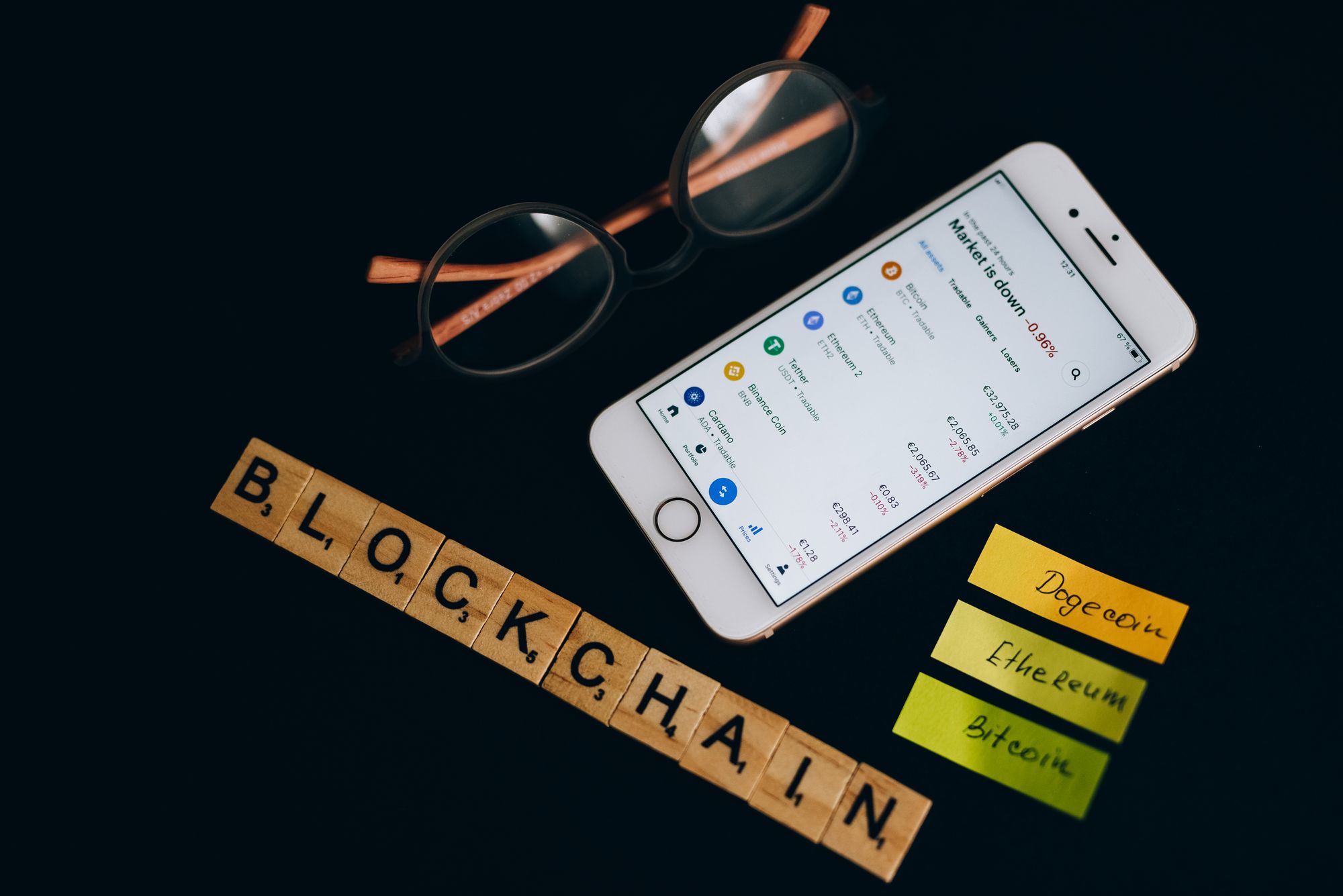 Pantalla de un teléfono mostrando una aplicación de intercambio de criptomonedas con gráficas de precios
