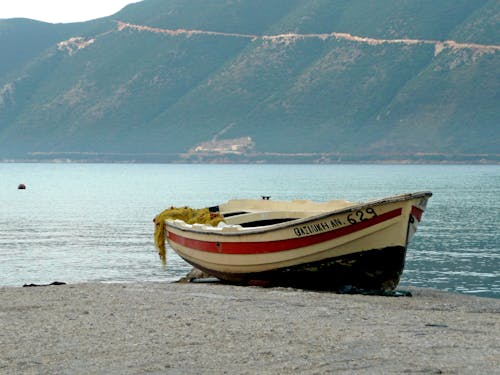 Foto profissional grátis de barco, costa, mar
