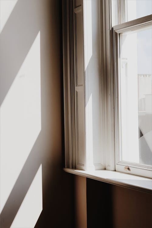 Fotos de stock gratuitas de alféizar de la ventana, luz y sombra, marco de madera