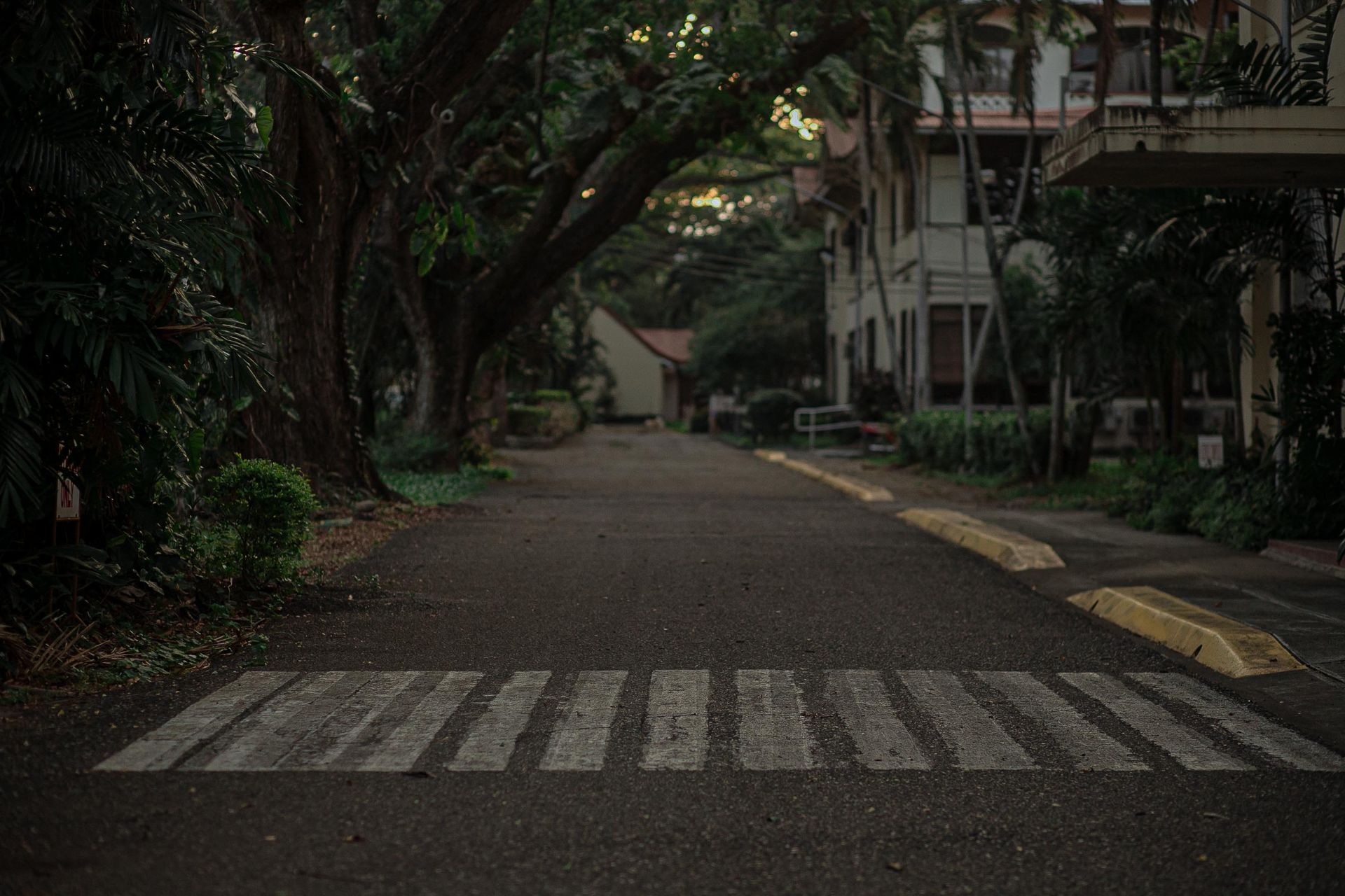 Une rue résidentielle de Khartoum photographiée au crépuscule.