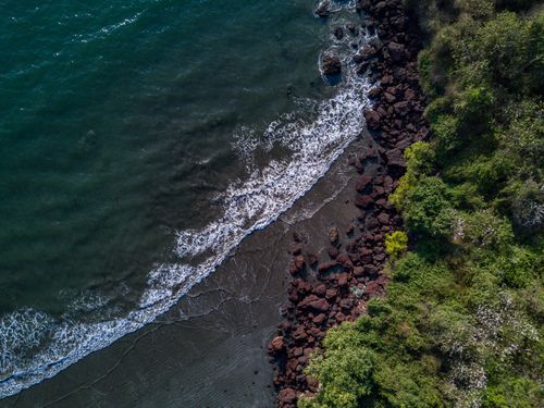 Free Stunning aerial photograph of Dona Paula beach showcasing lush coastline and gentle waves. Stock Photo