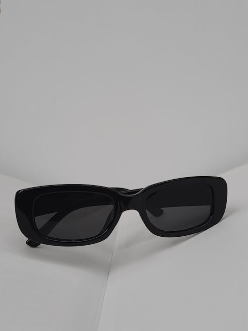 Darmowe zdjęcie z galerii z biała powierzchnia, okulary słoneczne, pionowy strzał