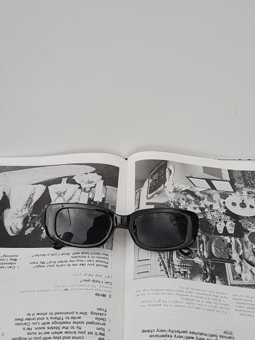 Darmowe zdjęcie z galerii z czarno-biały, fotografia w skali szarości, książka