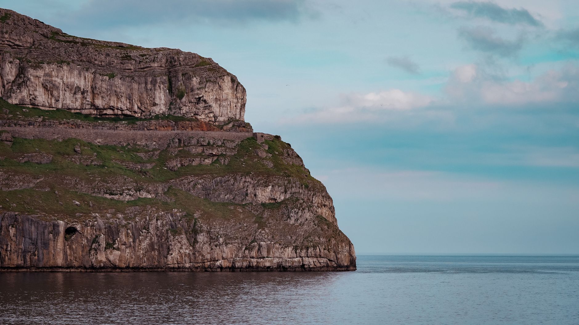 Llandudno'daki Great Orme yarımadasının dik kayalıkları ve deniz manzarası