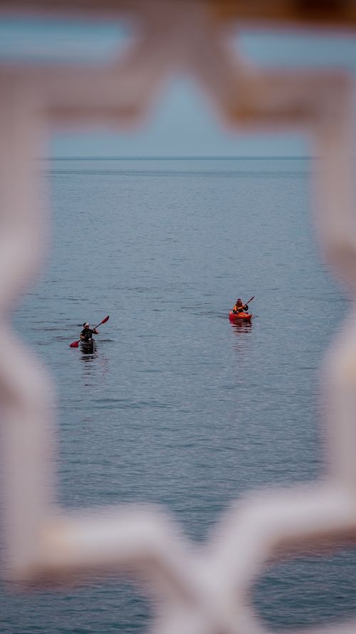 Groupe faisant du kayak en mer