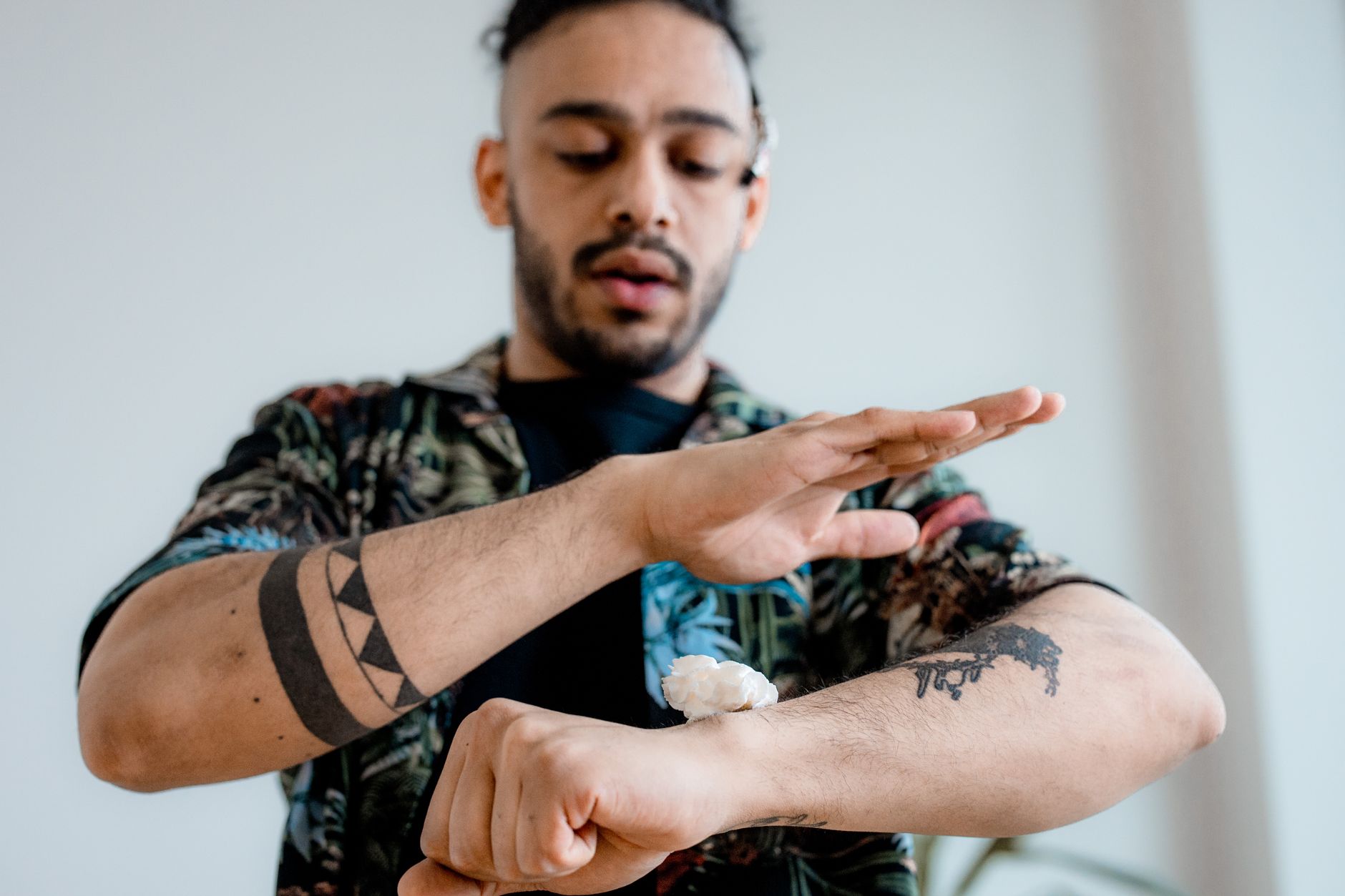 Gros plan sur un tatouage temporaire avant-bras avec motif distinctif et peau saine.