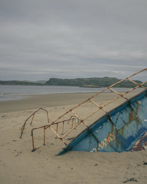 Photos gratuites de abandonné, au bord de la plage, embarcation