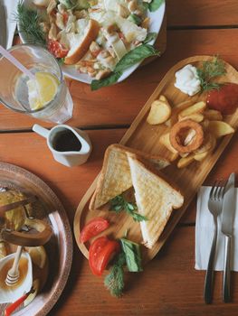 A cozy brunch featuring grilled toasts, fresh salad, and fried potatoes in İstanbul.
