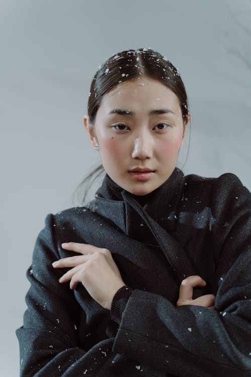 Gratis lagerfoto af asiatisk kvinde, forkølelse, kigger på kameraet Lagerfoto