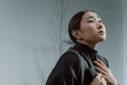 Gratis lagerfoto af asiatisk kvinde, forkølelse, frakke