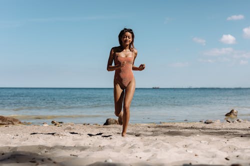 Бесплатное стоковое фото с бег, берег, женщина