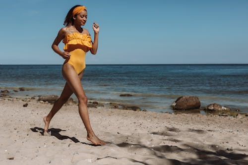 Бесплатное стоковое фото с бег, берег, женщина
