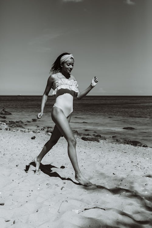 ayakta, bikini, deniz içeren Ücretsiz stok fotoğraf