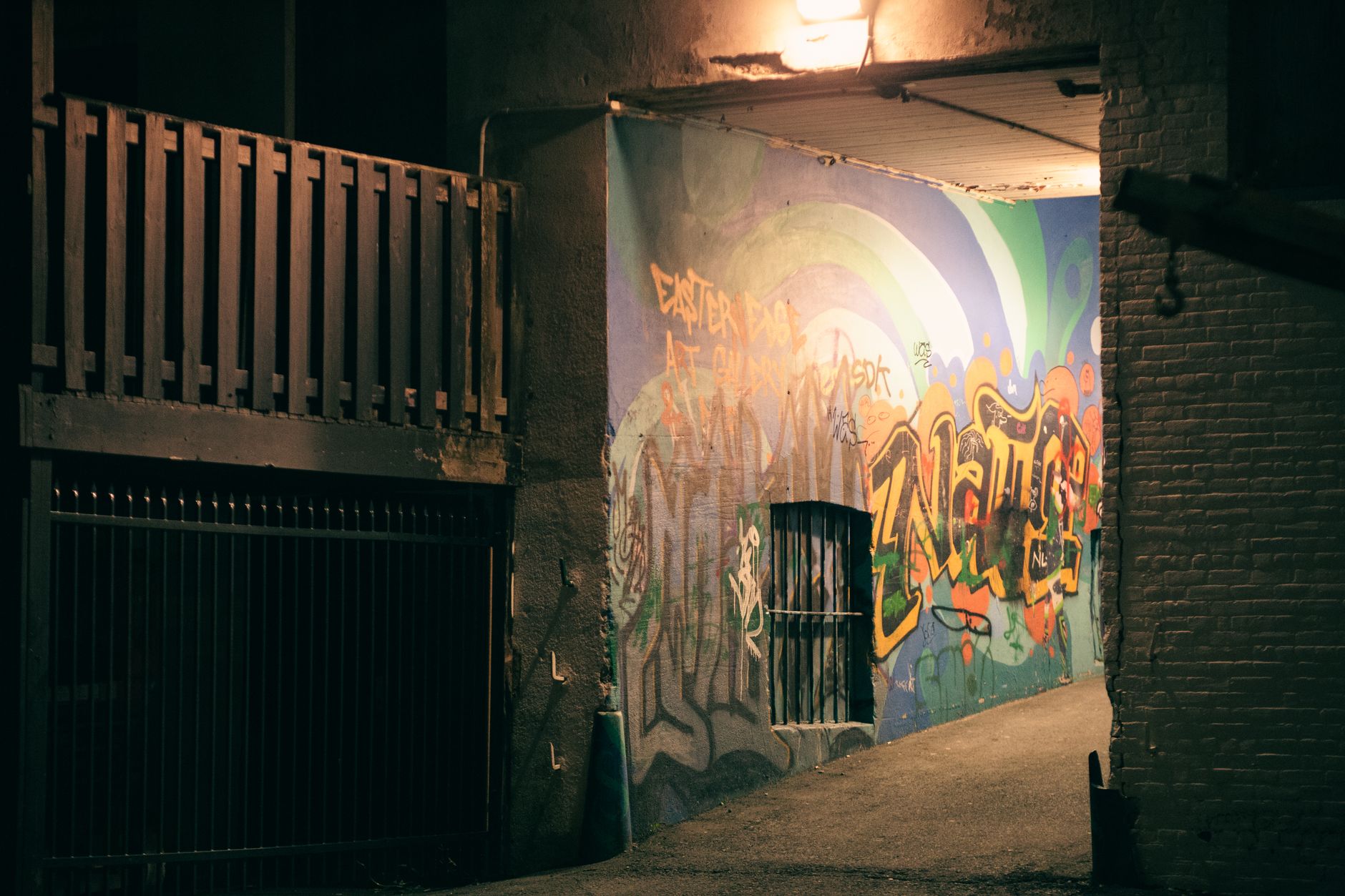Un callejón cubierto de grafitis
