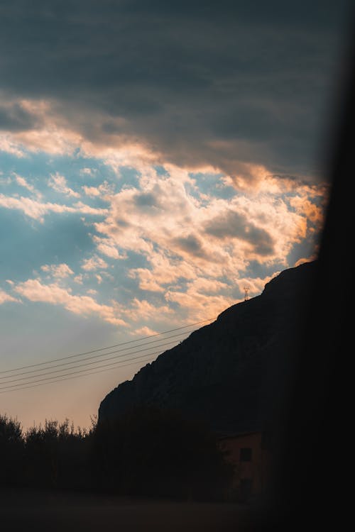 Fotobanka s bezplatnými fotkami na tému krásny západ slnka, lúč slnečného svitu, oblačný