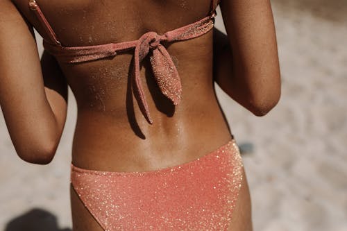 Ilmainen kuvapankkikuva tunnisteilla auringonotto, bikinit, hiekka