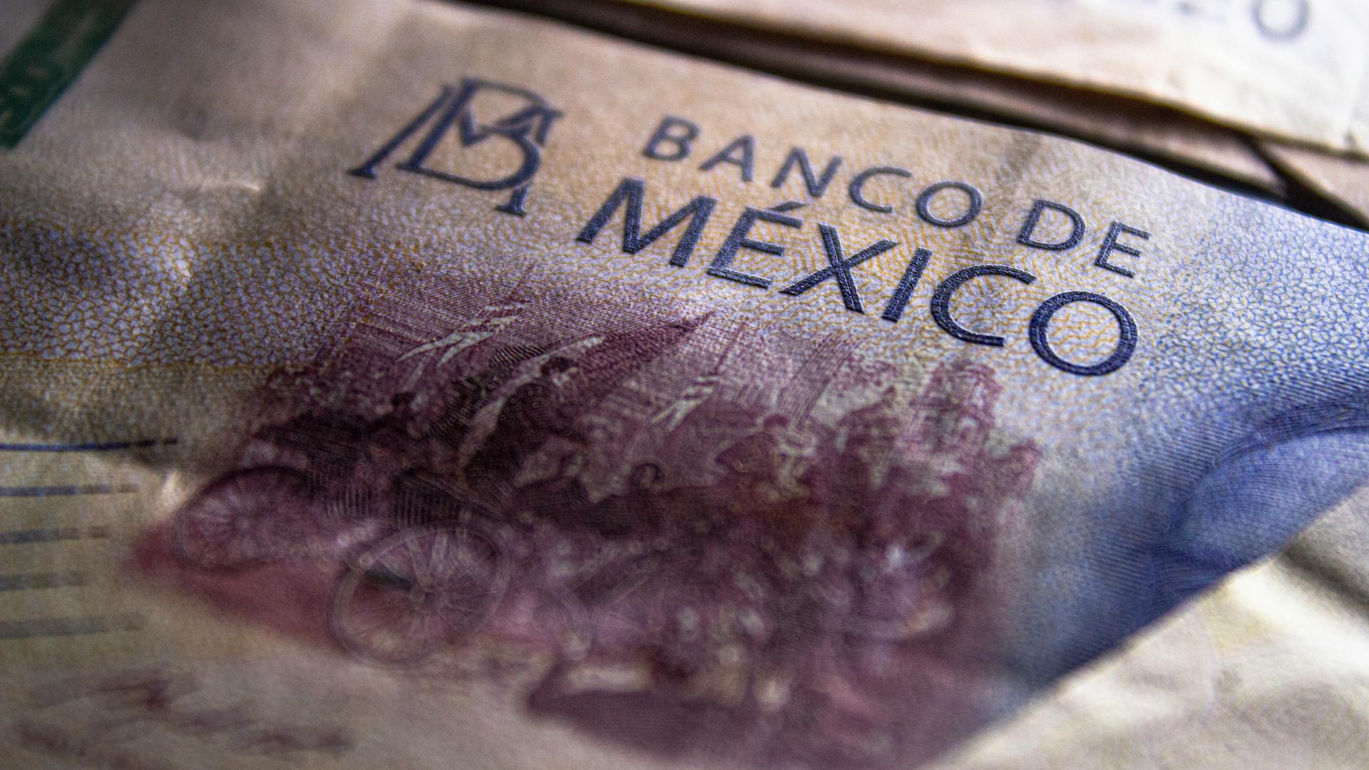 Detailed view of a Mexican peso banknote featuring Banco de México text.