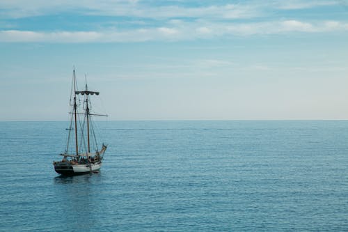 Foto profissional grátis de água, barco a vela, barco de madeira