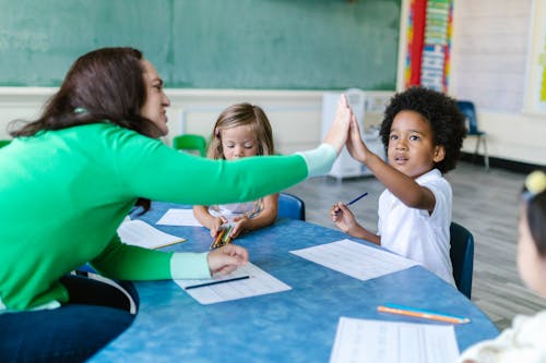 Kostenloses Stock Foto zu bildung, frau, gib mir fünf