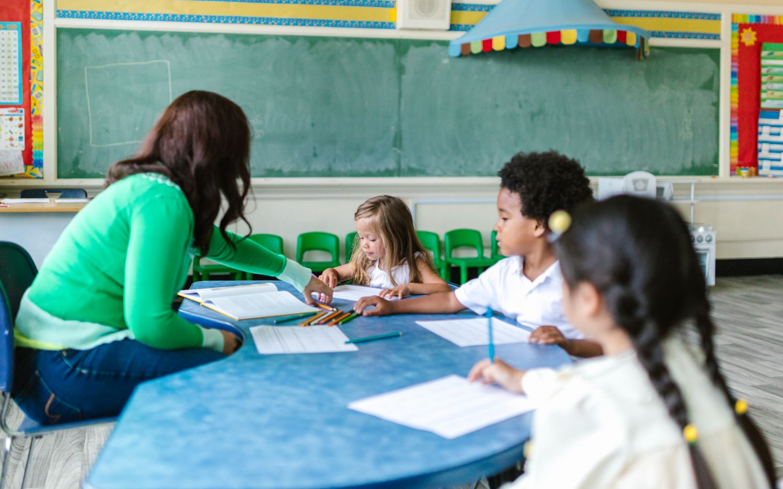 Kinderen leren en werken samen met een begeleider