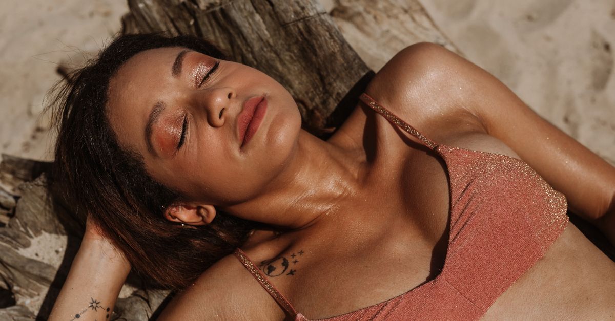 Tatouage et soleil : combien de temps faut-il le protéger ?