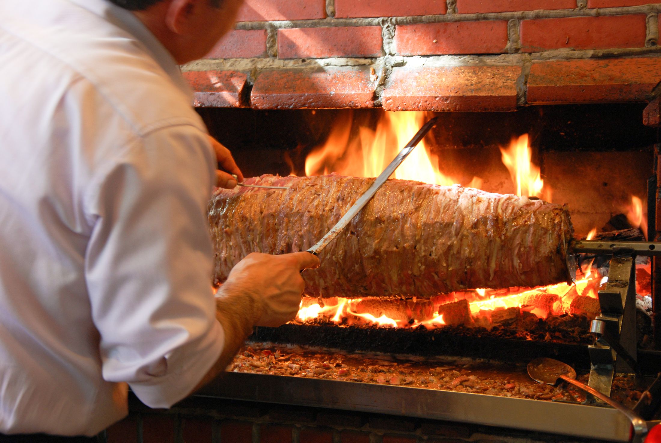 Dönerspieß vor offener Glut