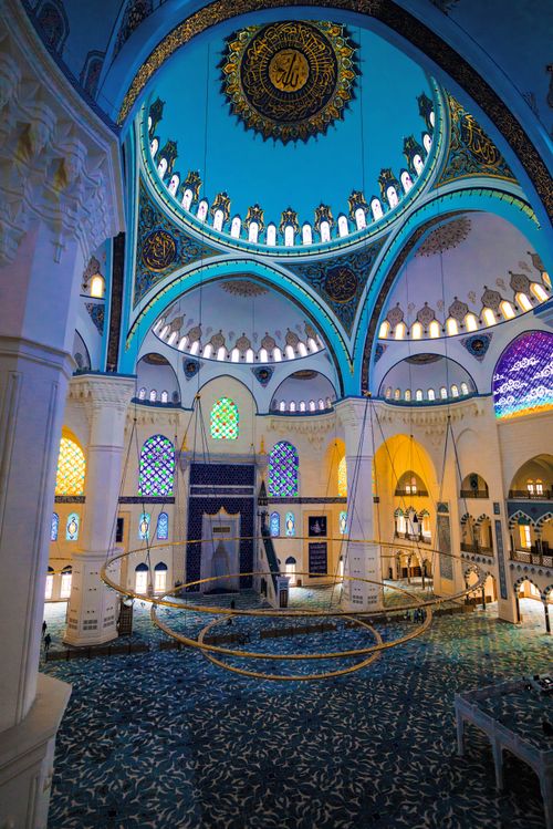 Free A breathtaking view of a mosque's ornate dome and architecture. Stock Photo