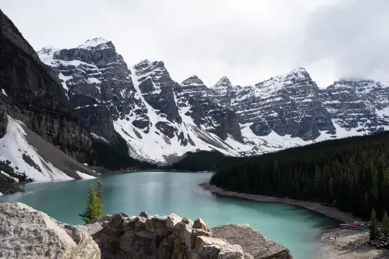 Moraine Lake turquoise water and Valley of the Ten Peaks
