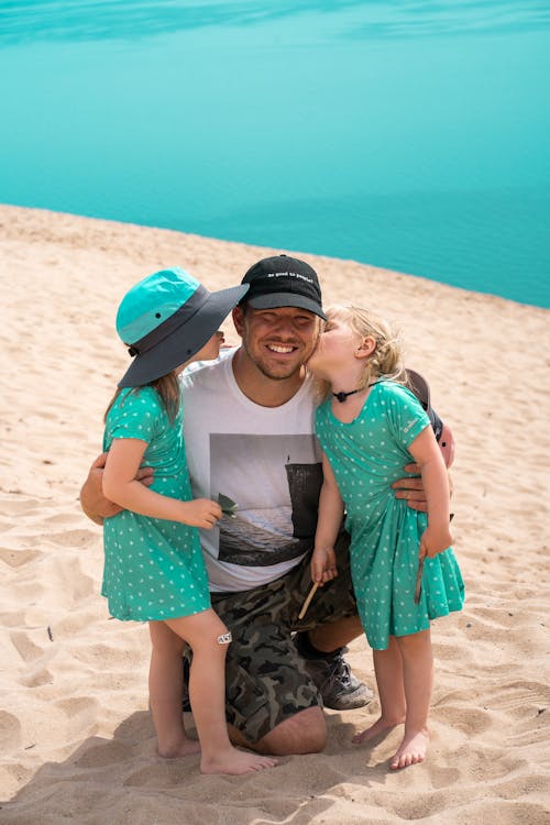 Free Father and Daughter on Seashore Stock Photo