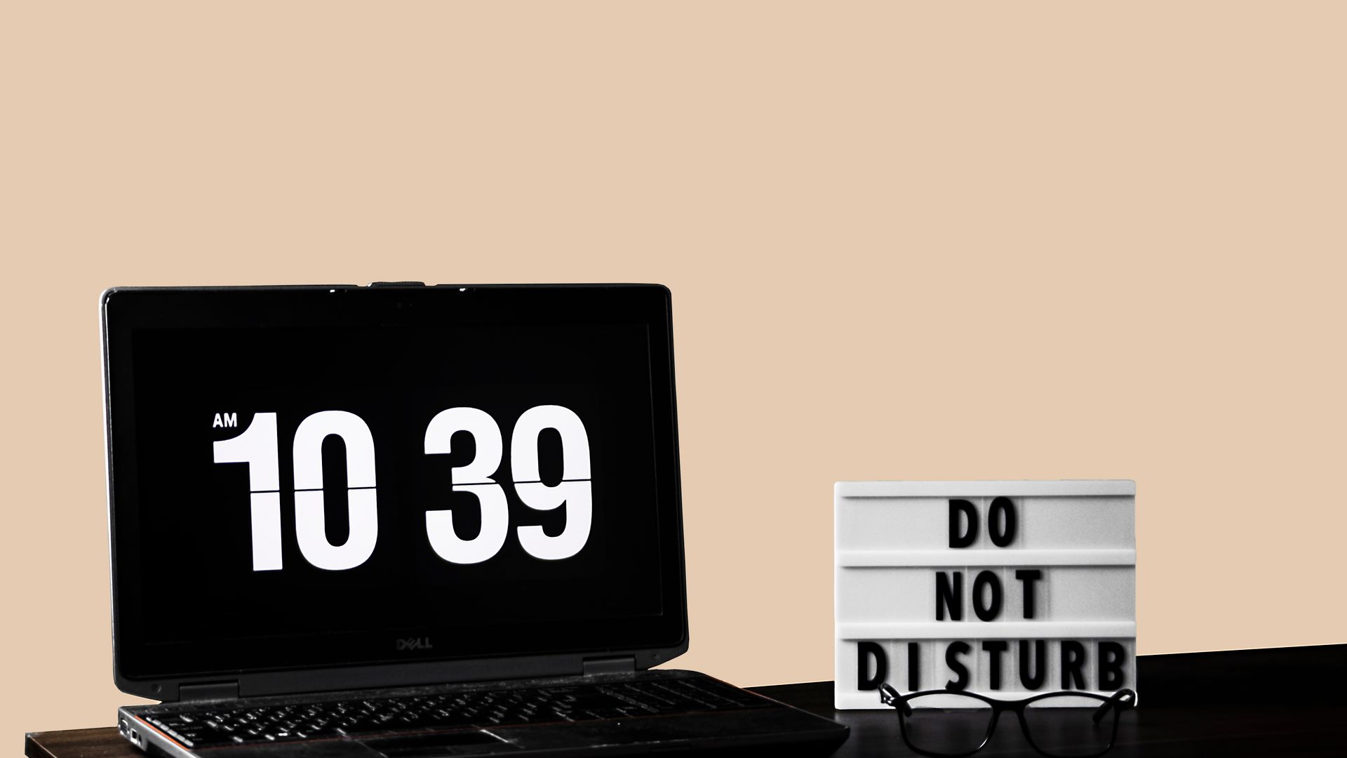 How to Stay Awake on Night Shift: Ultimate Guide Modern workspace featuring a laptop and 'Do Not Disturb' sign on a wooden desk — how to stay awake on night shift