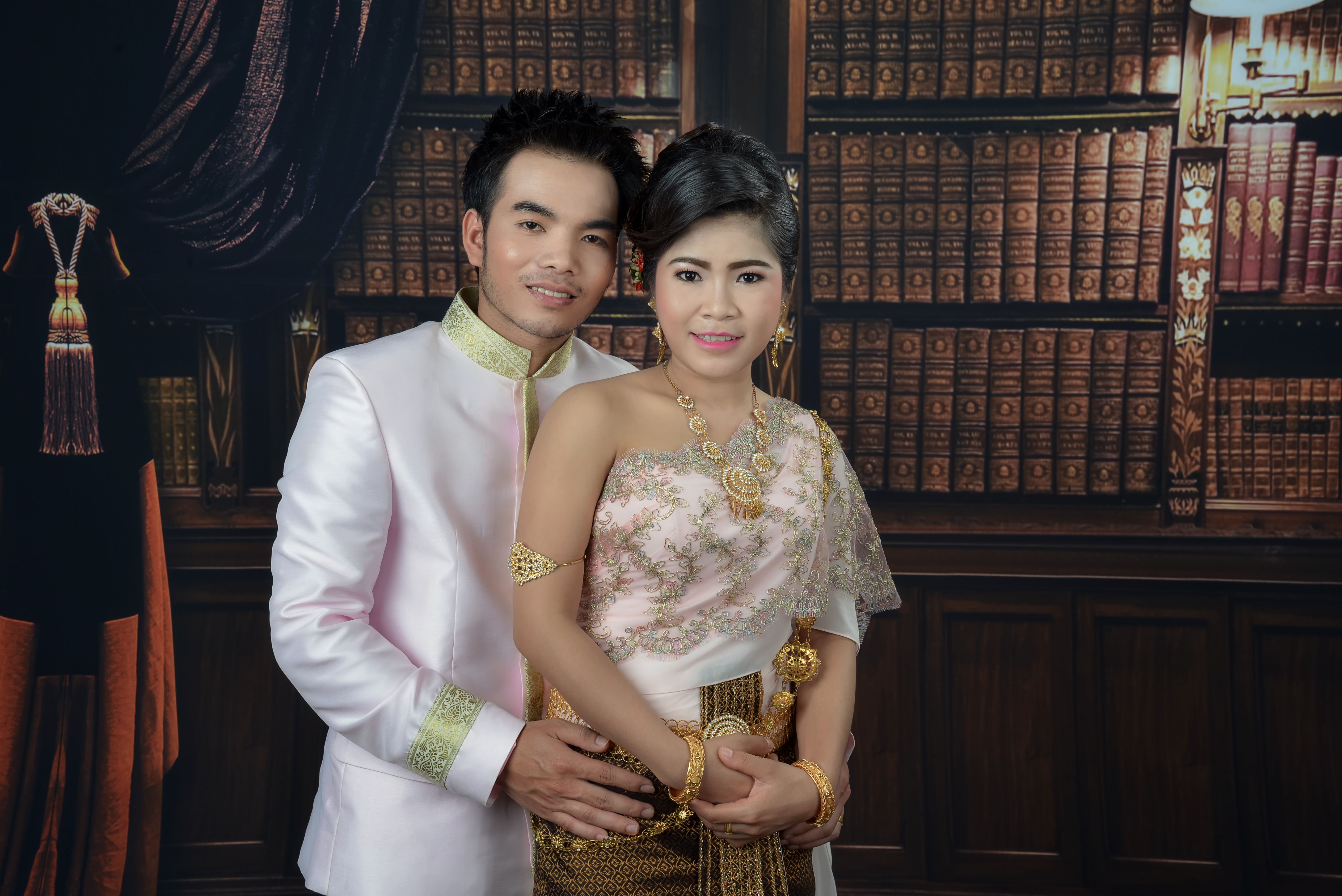 สมาร์ตโฟนแสดงตารางราคาต่อรองและประวัติการเดิมพัน ข้างสมุดจดงบประมาณบนโต๊ะทำงาน