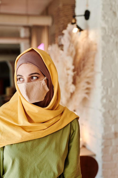 grátis Foto profissional grátis de coronavírus, hijab, máscara falsa Foto profissional
