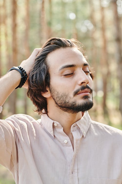 Foto profissional grátis de cheirando, de boa aparência, fixação de cabelo