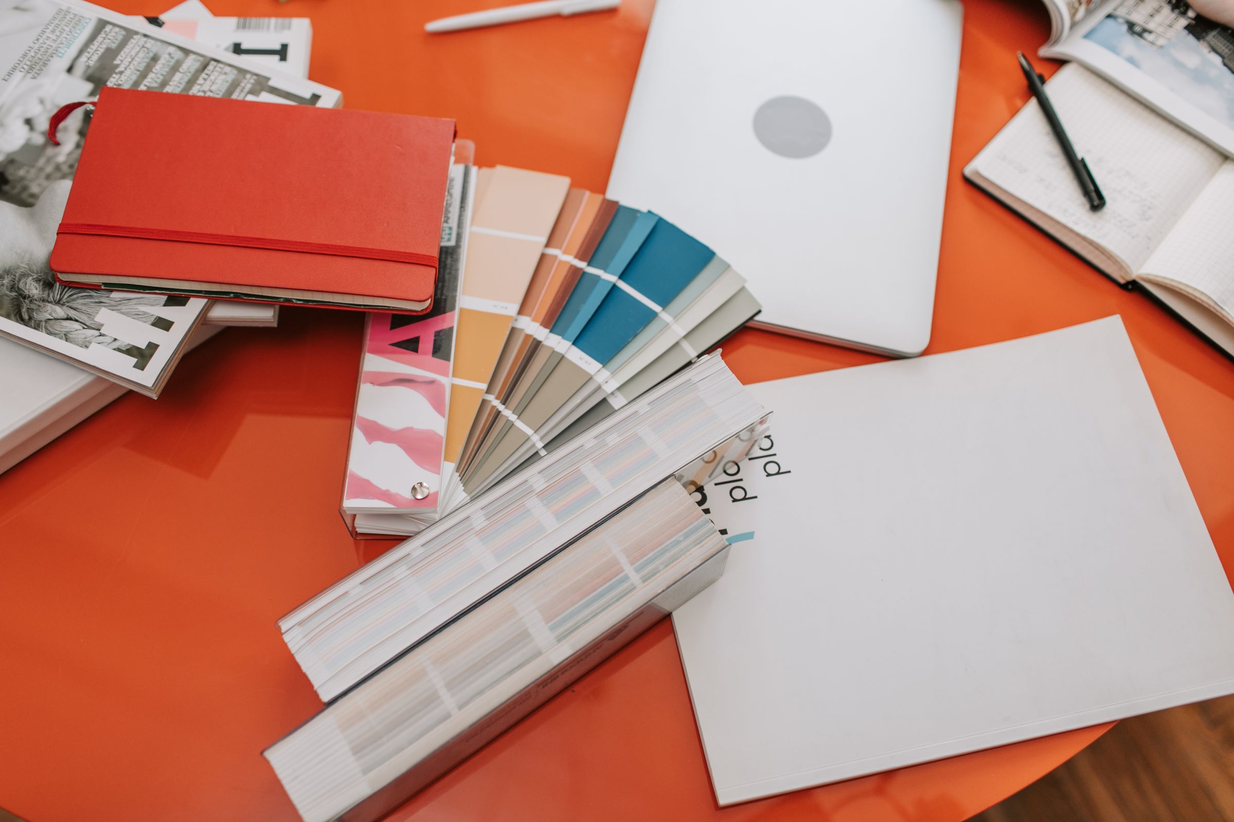 Espacio de trabajo vibrante con muestras de diseño
