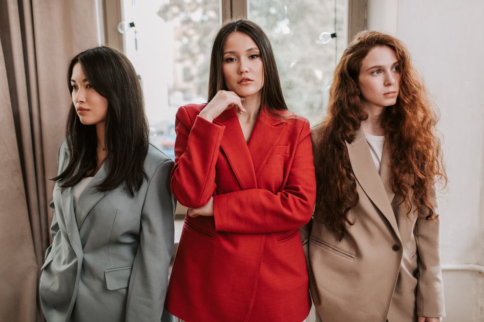 Ba phụ nữ mặc blazer công sở tự tin - trang phục may từ vải TR phù hợp cho thời trang nữ formal