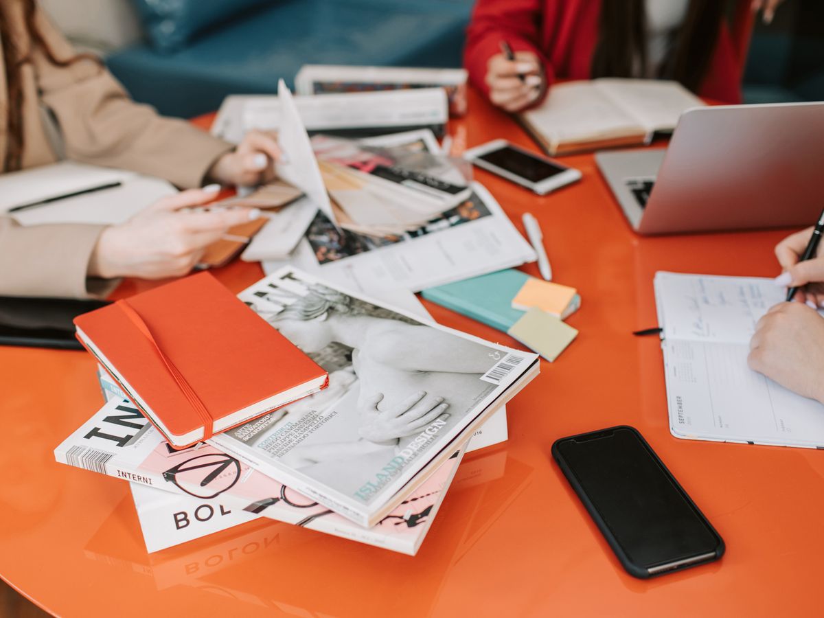 Equipe planejando melhorias para um site empresarial
