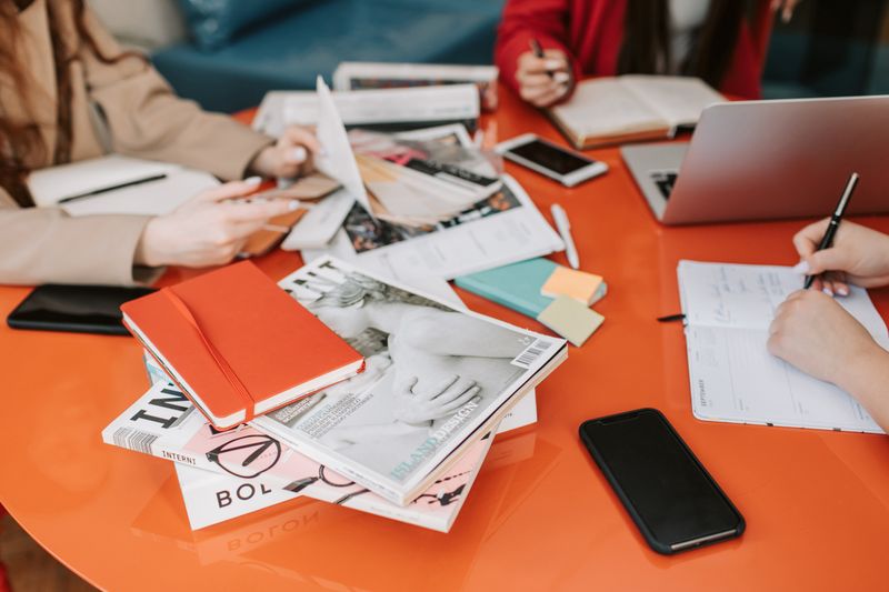 Equipo creativo de producción trabajando en escritorio