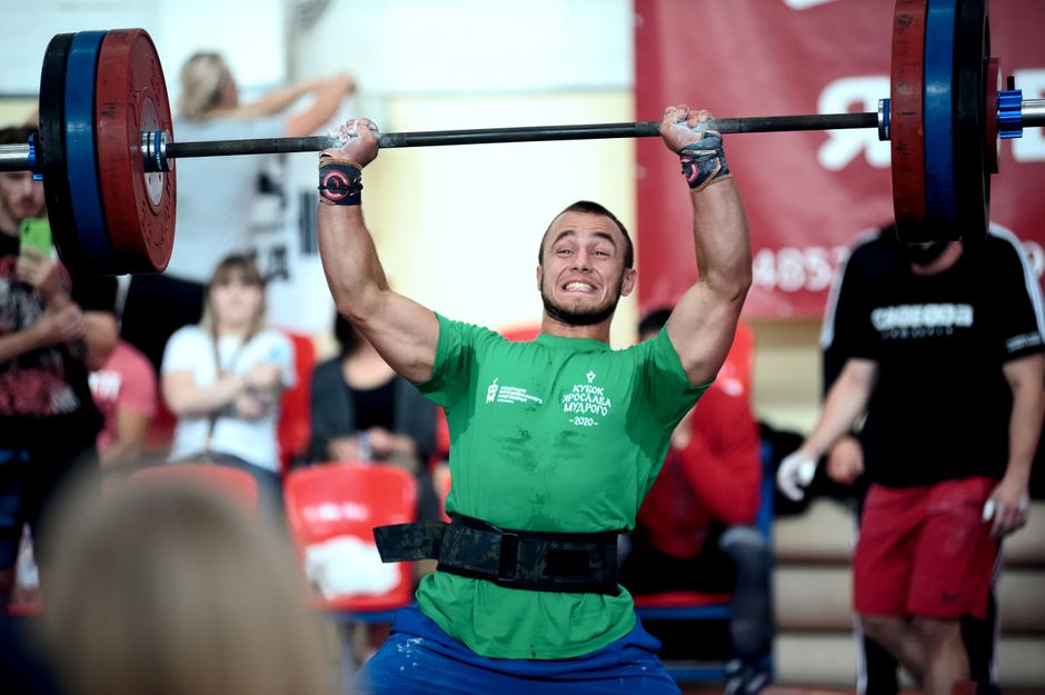 athlete performing a power clean with perfect form athlete performing a power clean with perfect form