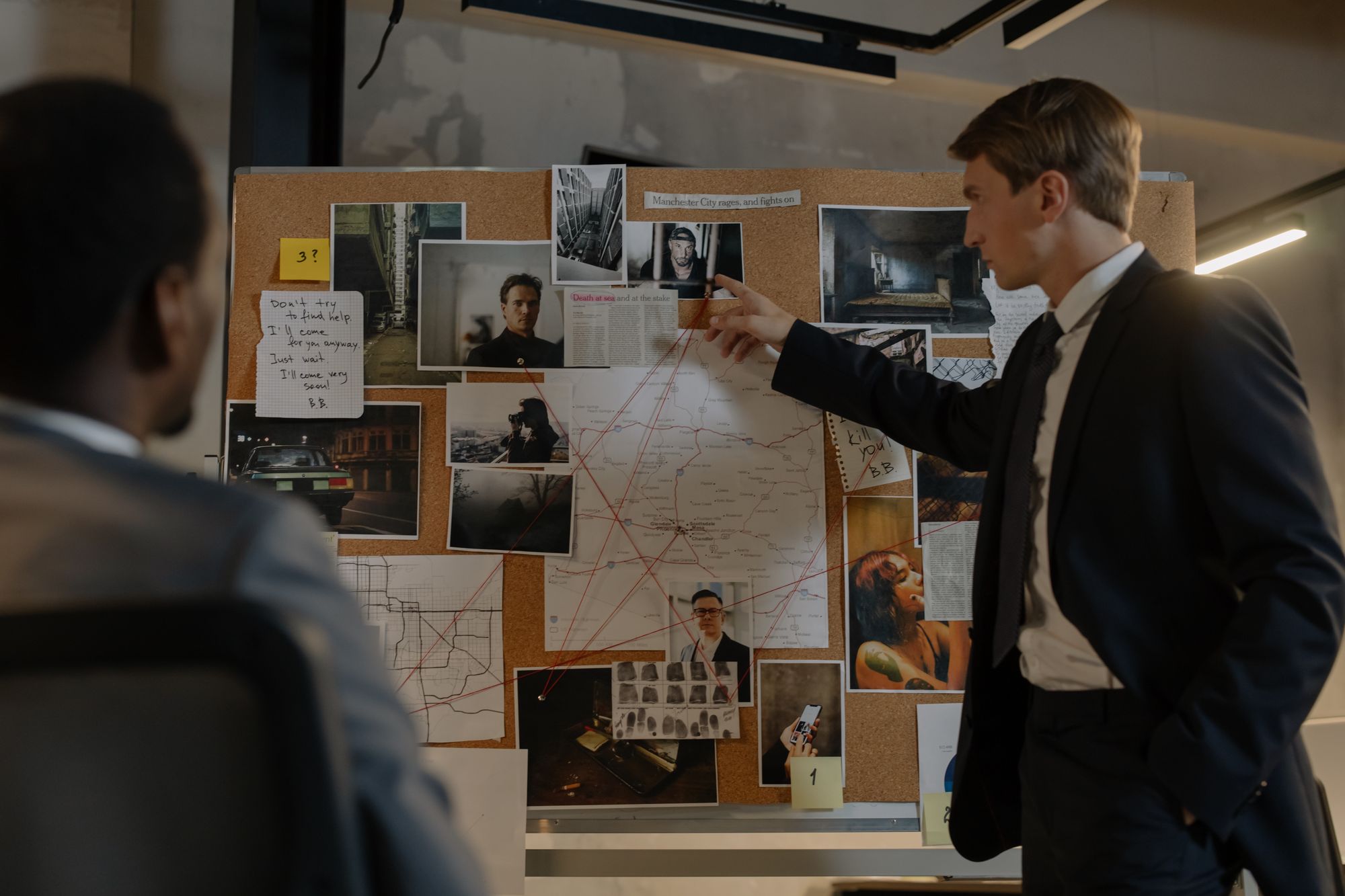 Michelle Monaghan como la detective Amanda Beck en una escena de The Whisper Man