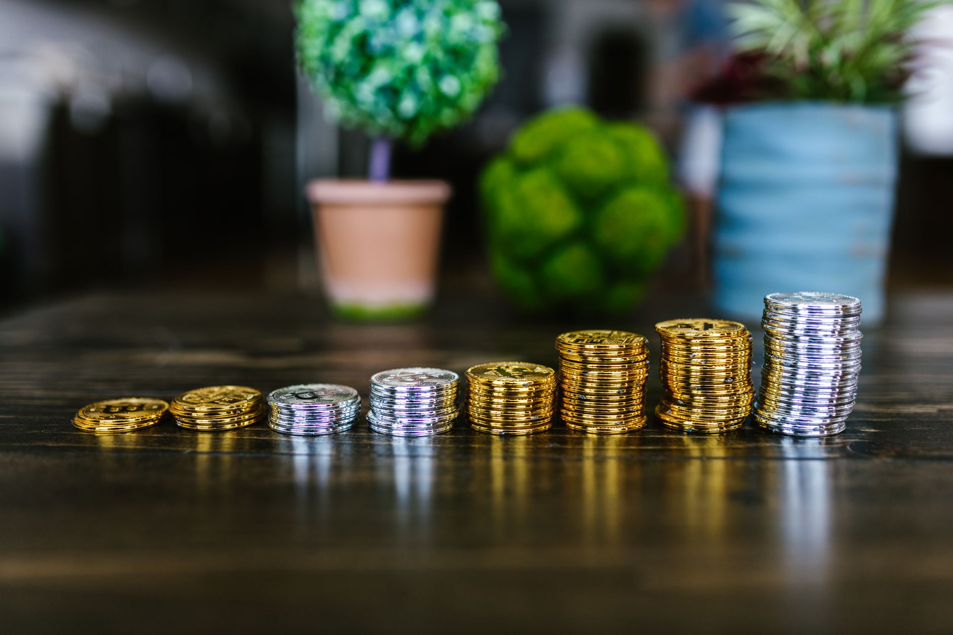 桌上的金銀比特幣象徵收入累積