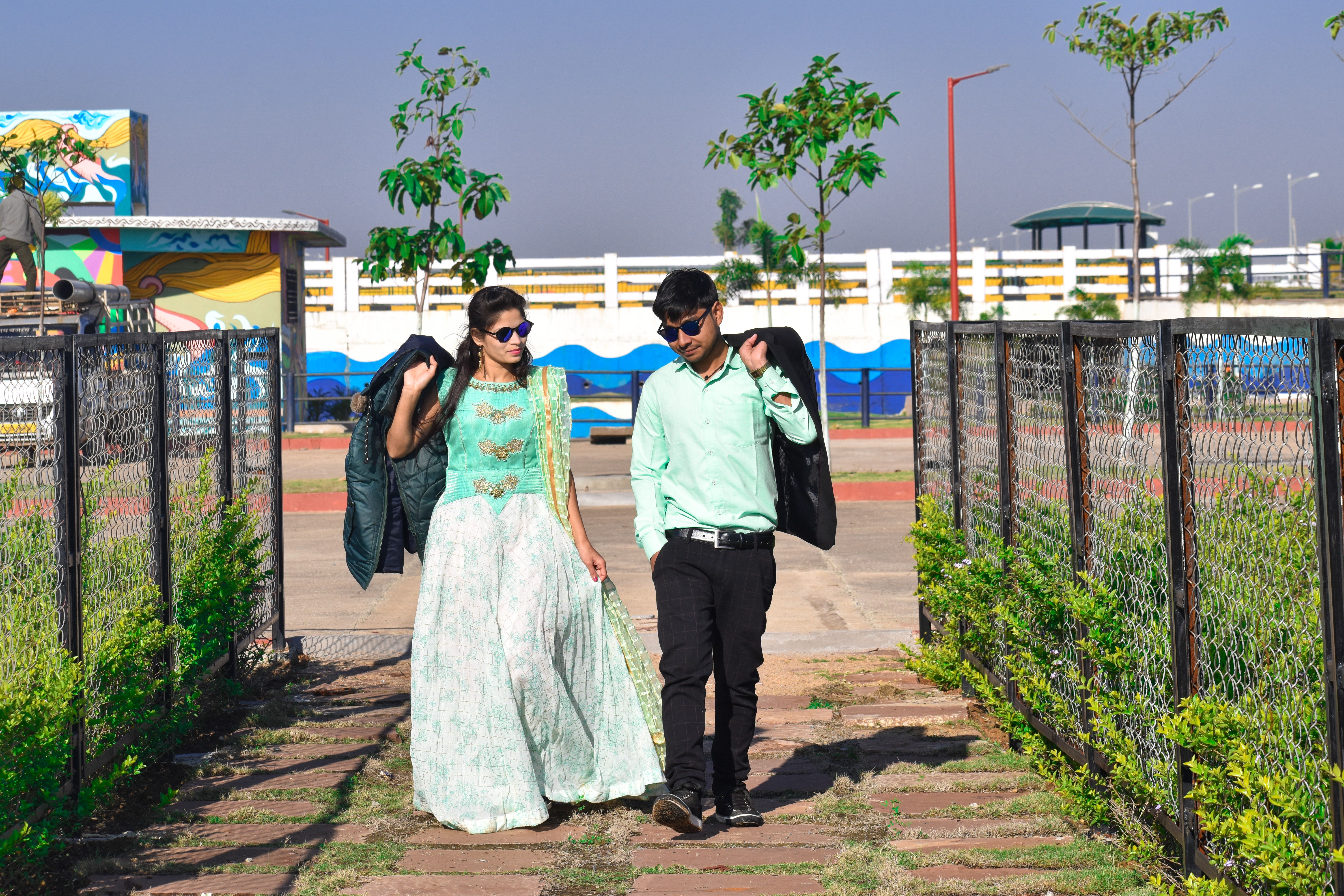 Um casal sob um céu estrelado, simbolizando a conexão astrológica e o amor.