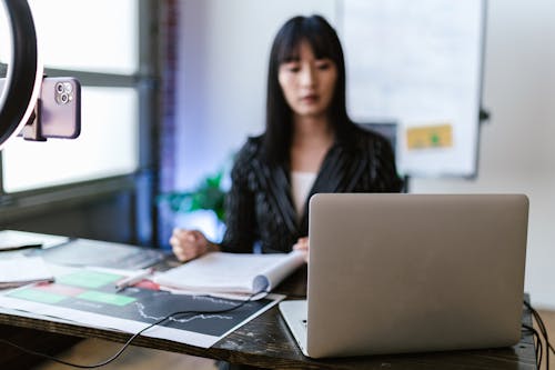 Gratis stockfoto met apparaatje, Aziatische vrouw, belegging