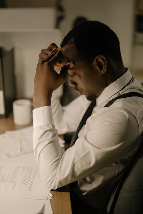 Gratis stockfoto met Afro-Amerikaanse man, bestand, binnen