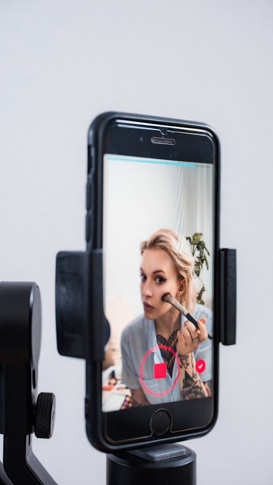 Téléphone qui filme une créatrice beauté