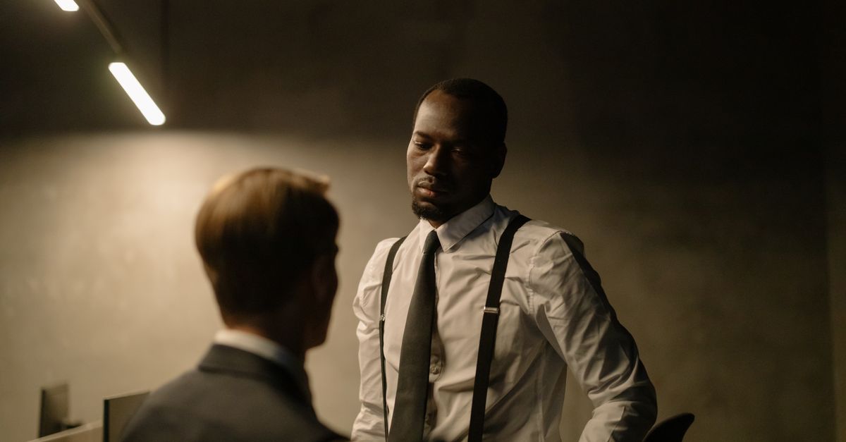 Detectives Discuss Detectives Talking About the Case in the Office · Free Stock Photo